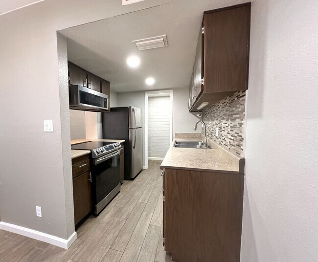 Building Photo - UPDATED 2 story townhome FOR RENT  **SAVE ...