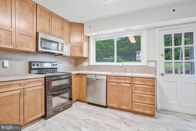 Building Photo - 8205 Robin Hood Ct