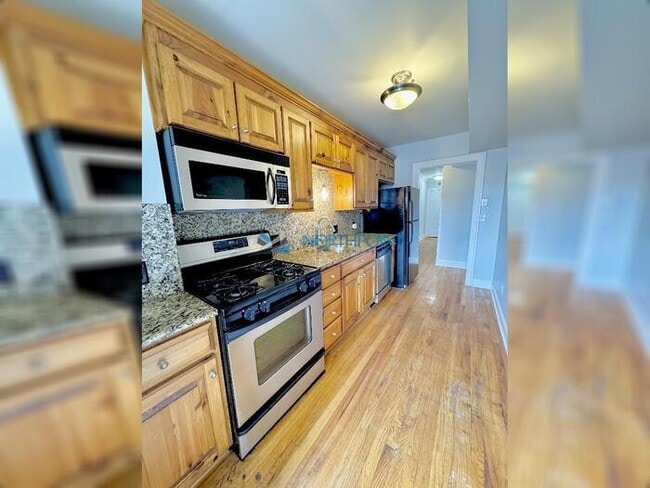 Building Photo - Amazing Top Floor 2bedroom w/Den Plaza Con...
