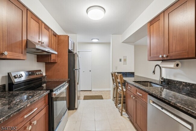 Building Photo - 135 S Maple Ave