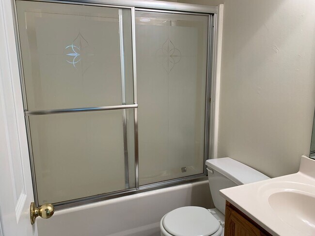 Building Photo - 3 BEDROOM SINGLE FAMILY HOME-2 1/2 bath~2 car garage~ fenced back yard~Gas fireplace