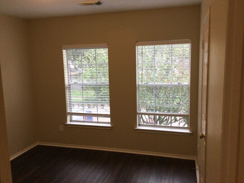 Building Photo - 2218 Laurel Oaks Dr