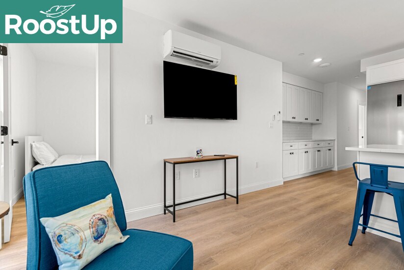 Building Photo - RoostUp Furnished Private Bedroom with Pri...
