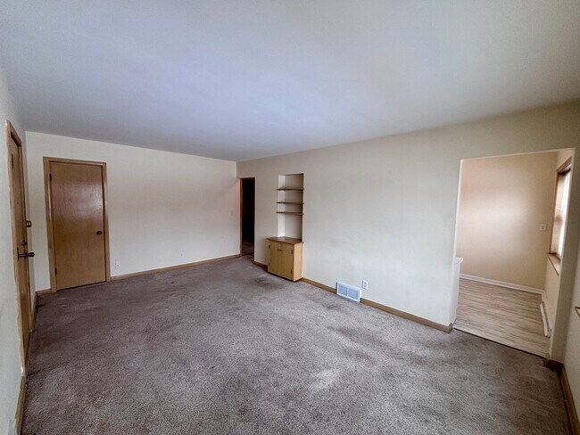 Building Photo - Forest Home 8 Unit