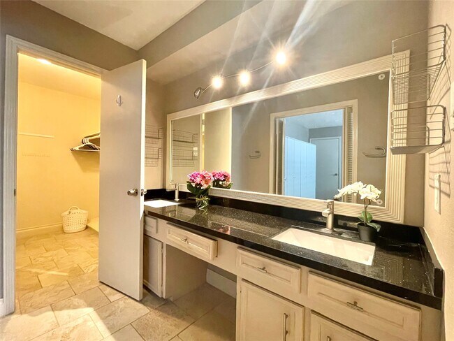 Building Photo - 3023 Sam Houston Dr