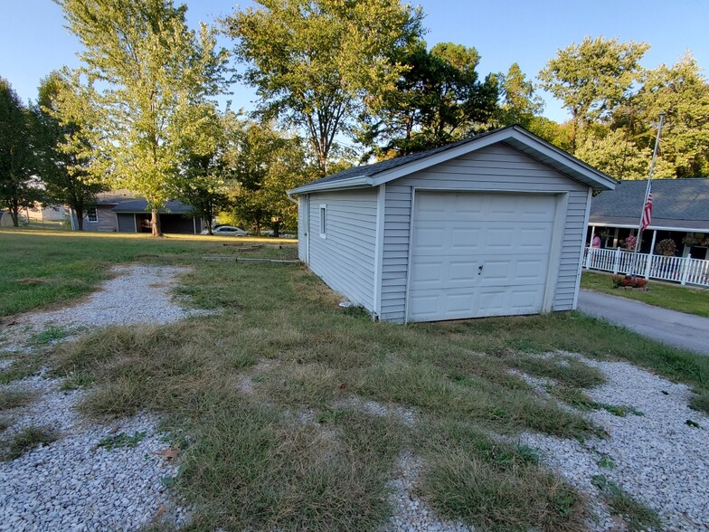 Detached 1-car garage - 25 Maple St