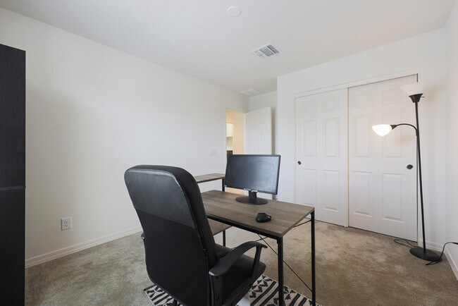 Building Photo - BEAUTIFUL 3 bed + LOFT