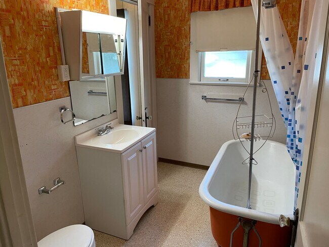 Building Photo - MOVE-IN SPECIAL! Roomy 2 bedroom apartment on the growing NW Side! An availability that won't last!