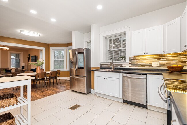 Building Photo - 215 E Mitchell Ave