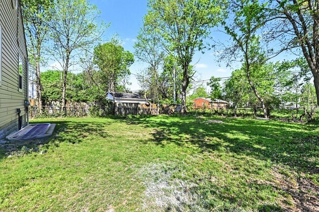 Building Photo - Renovated 2 Bed 1 Bath Home