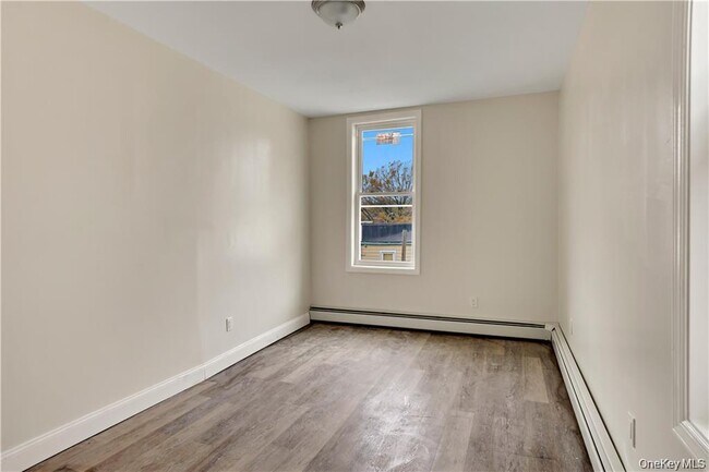 Building Photo - 3311 Bainbridge Ave