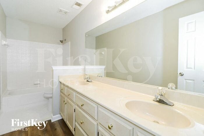 Building Photo - 8827 Dewberry Ln