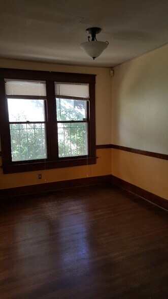 Building Photo - 315 Barton St