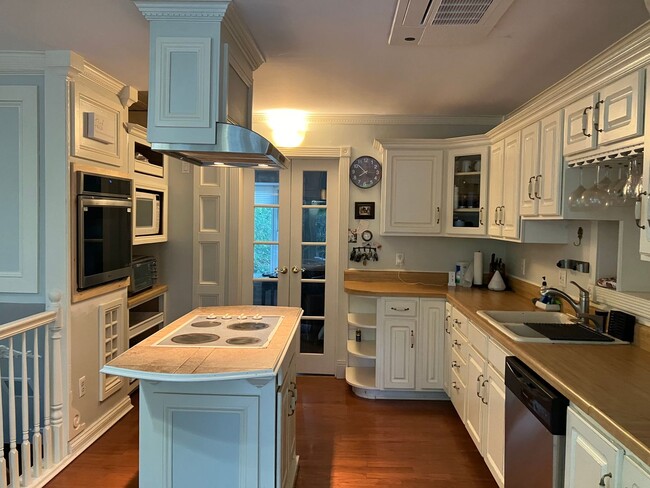 Building Photo - Furnished 6 month rental