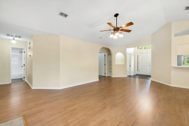 Building Photo - 2025 Ascot Way