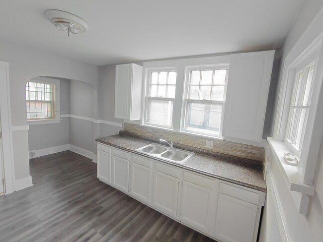 Building Photo - 13925 Cherrylawn St