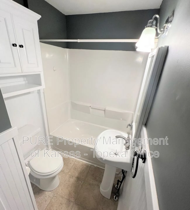 Building Photo - 1301 SW Belle Ave