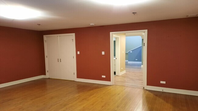 Building Photo - Elevate Your Lifestyle, Stunning 3-Bedroom Loft in Evanston