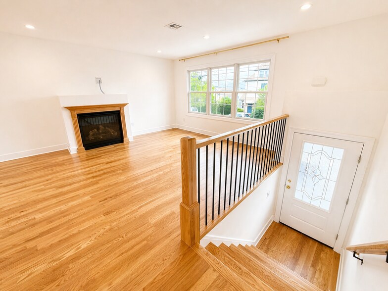 Building Photo - 374 Semel Ave