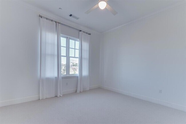 Building Photo - 418 NE 2nd St