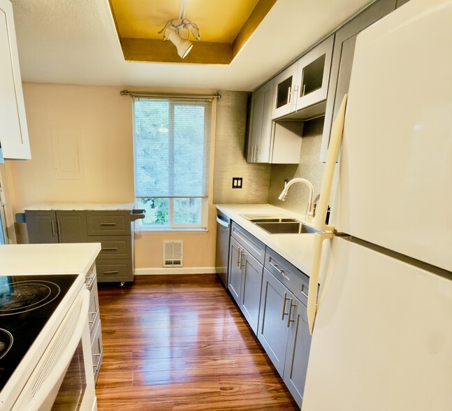 Building Photo - 4717 W Lake Sammamish Pky SE