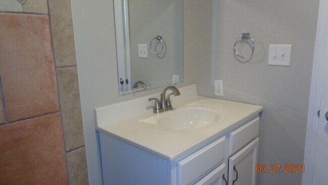 Building Photo - Centrally Located Fort Walton Beach Home with Great Base Accessibility!