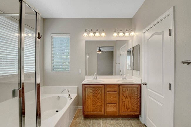 Building Photo - 3 Bedroom Split Level Home in Centennial H...