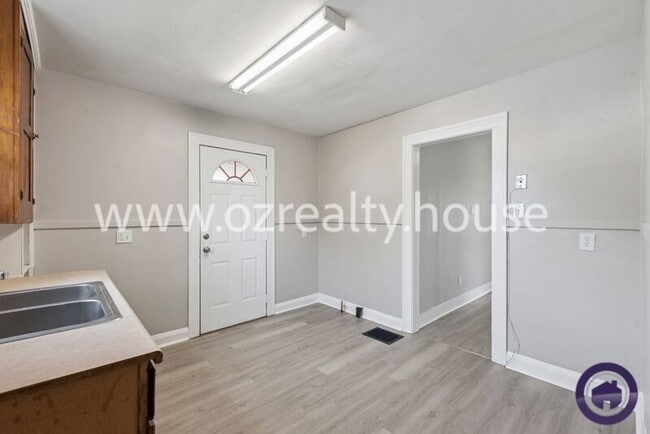 Building Photo - 3907 Lagrange St