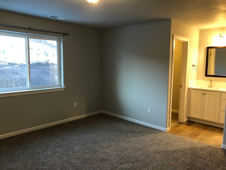 Building Photo - 1358 SW Center St