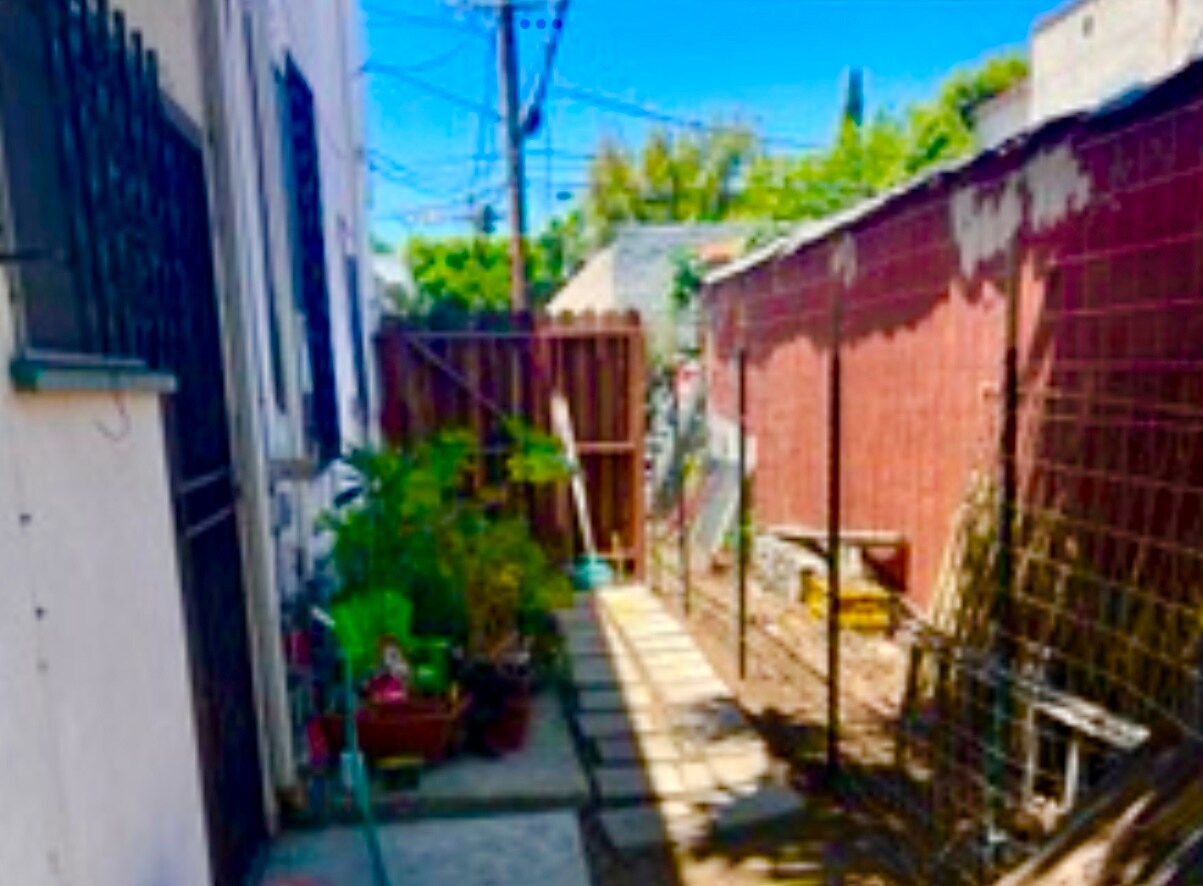 Building Photo - 6089 1/4 Cashio St
