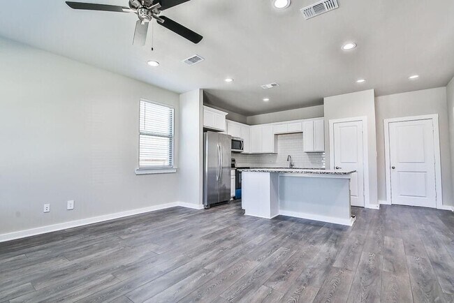 Building Photo - 208 Lake Ct