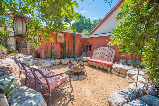Building Photo - 2599 Huntington Dr