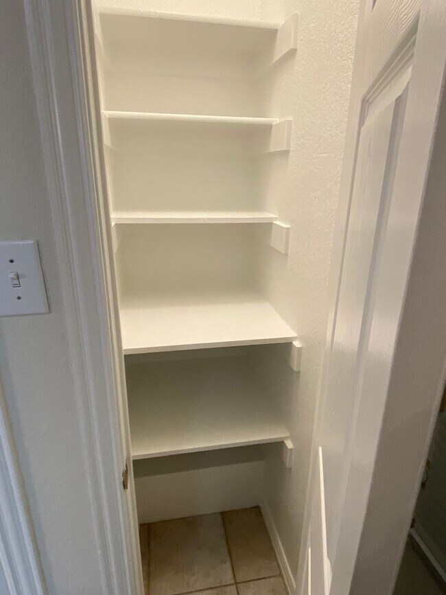 Building Photo - Quiet 2 bedroom townhome close to Downtown Denton Square