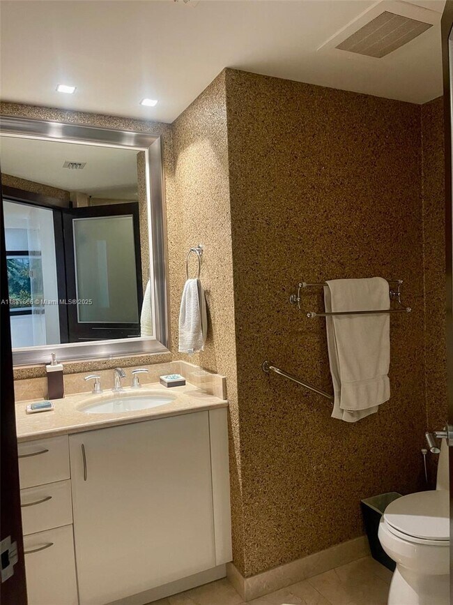 Building Photo - 1331 Brickell Bay Dr