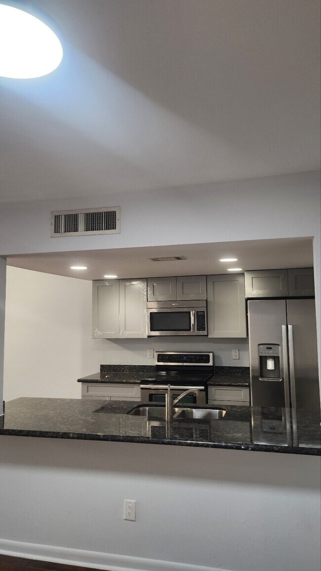 Building Photo - 939 Memorial Village Dr