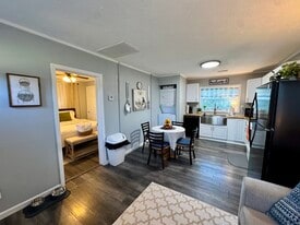 Building Photo - 1115 Henrietta Dr