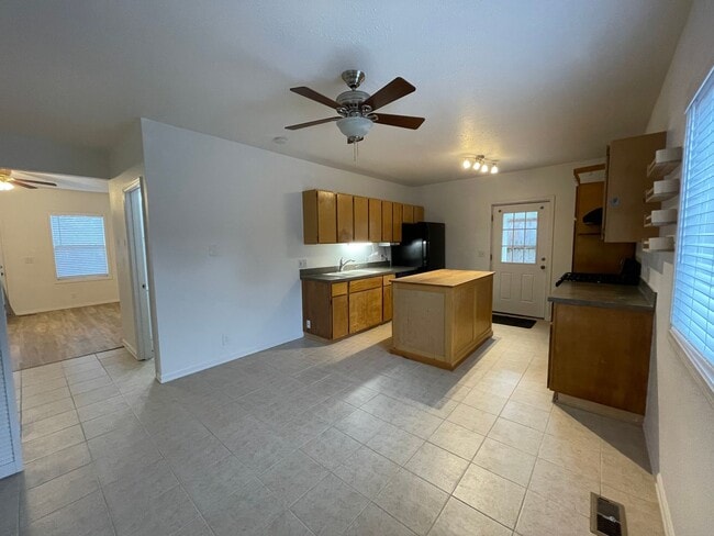 Building Photo - Charming and Updated 1913's Home! Woodstoc...