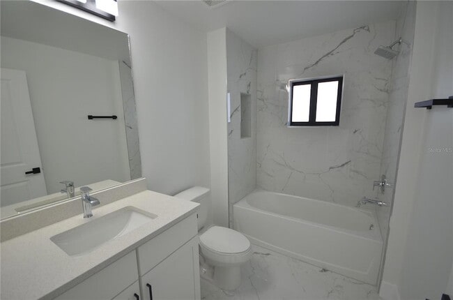 Building Photo - 1242 Hathor St E