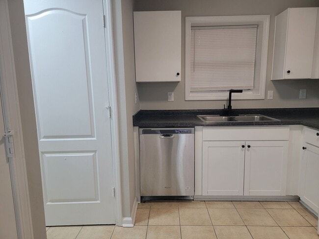 Building Photo - Quiet Comfort - Modern Home - HAFC Voucher...