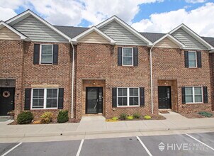 Building Photo - Modern 3BR Townhouse with Private Backyard...