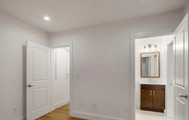 Building Photo - "Charming 1-Bedroom Sanctuary with 2 Full Baths in the Heart of San Francisco!"