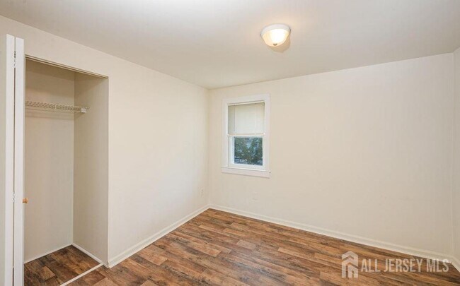 Building Photo - 215 S Pine Ave