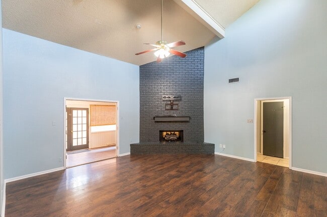 Building Photo - 2/2/2; newly painted walls, new flooring!