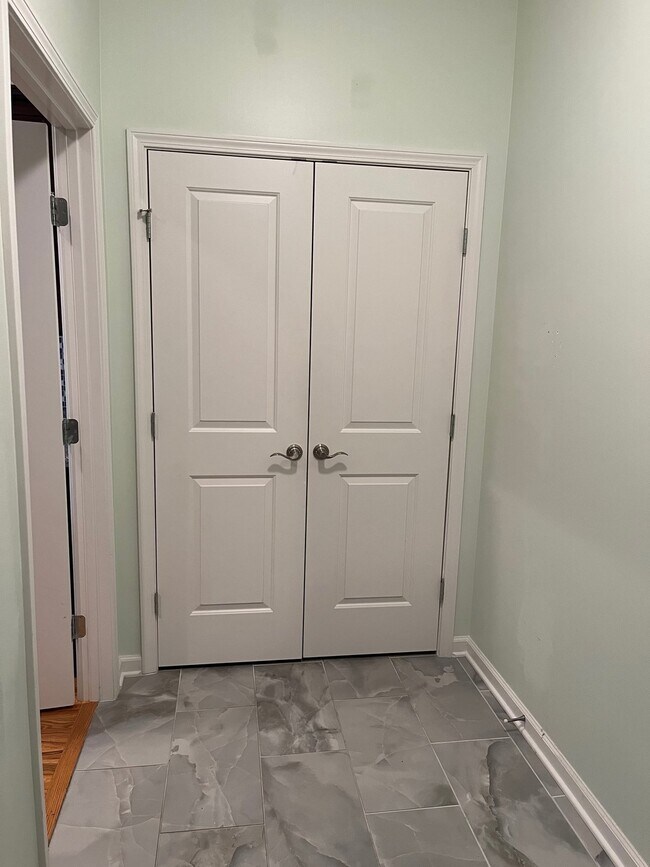 Building Photo - "Charming 2-Bed, 2-Bath Condo with Gleamin...