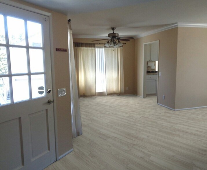 Building Photo - 5 Bridle Ln