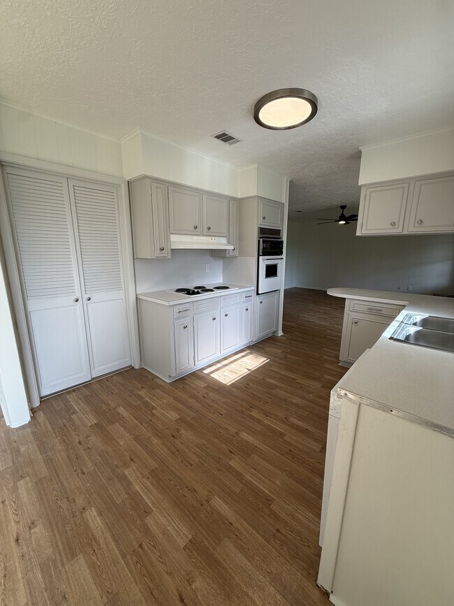 Building Photo - 880 Lockwood Dr