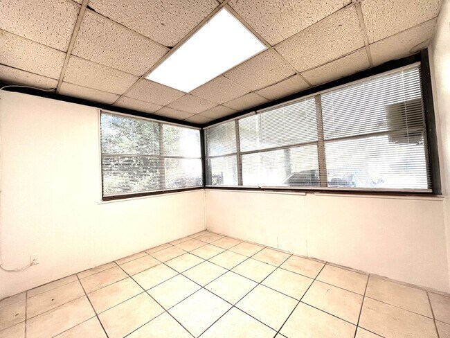 Building Photo - 107 Mayfair Cir