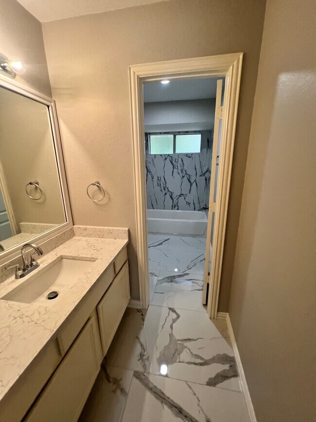 Building Photo - 2213 Ridgewood Dr