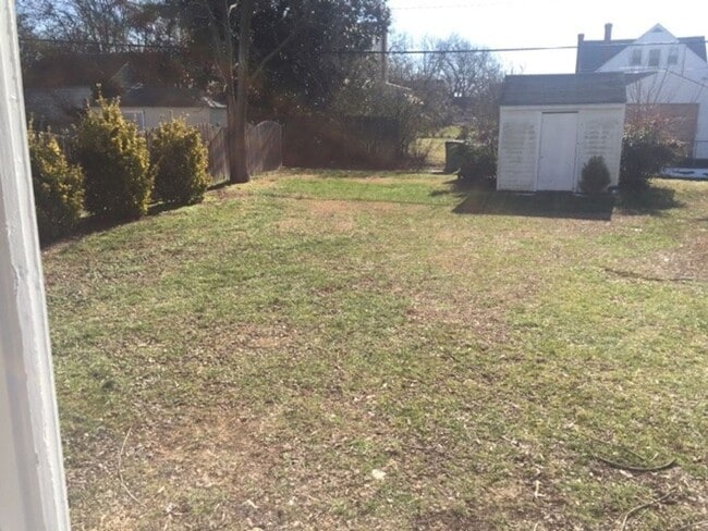 Building Photo - Bungalow on Fulton Hill