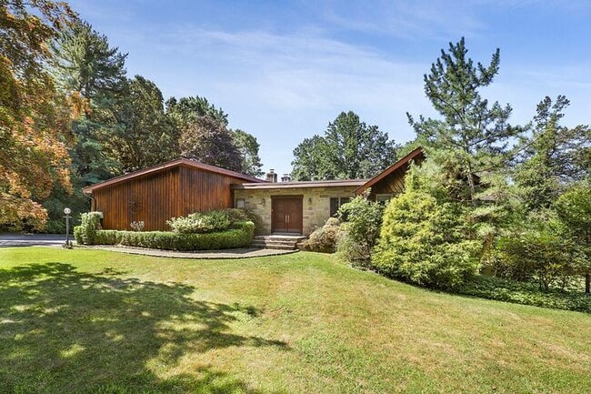 Building Photo - 7 Alpine Dr